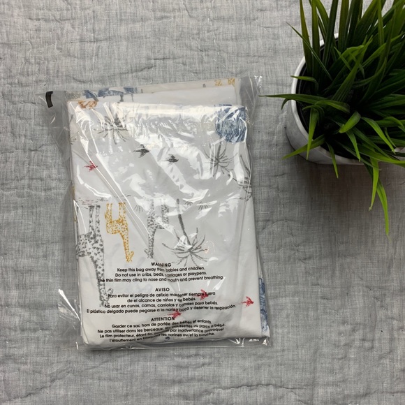 SOLD 🎉NWOT Pottery barn kids Safari Crib Sheet - Picture 2 of 2